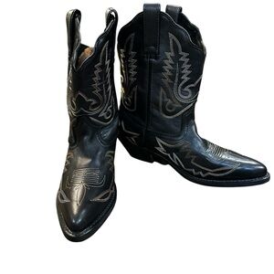 Nashville on Broadway Black Heeled Boots with Decorative Stitching‎ 7 1/2